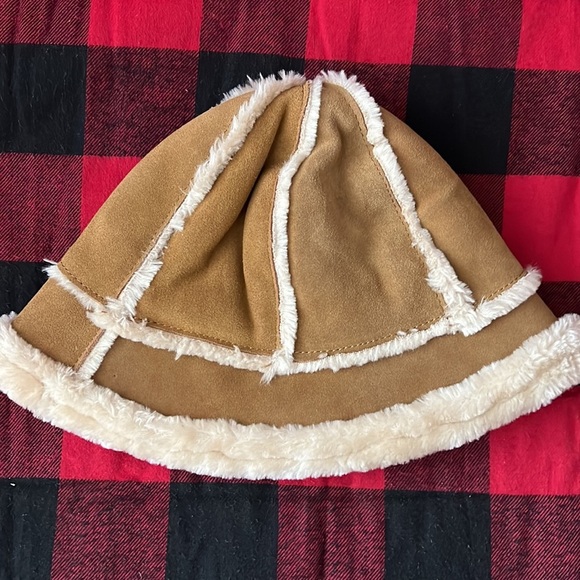 Ugg hat - Picture 2 of 4